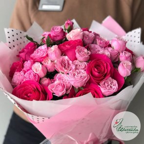 Красивый букет из нежно розовых роз